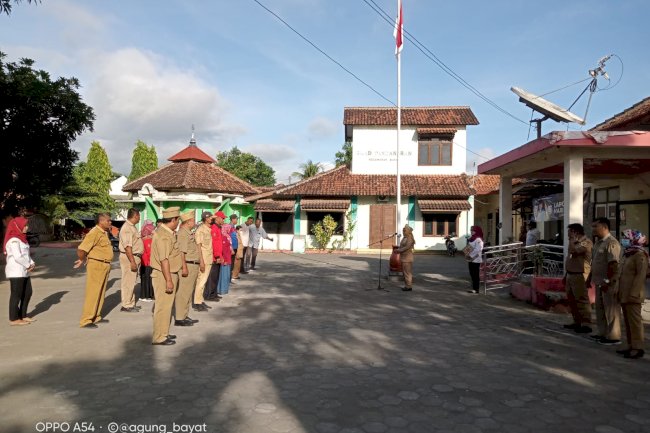 PELAKSANAAN APEL PAGI SECARA RUTIN DI KECAMATAN BAYAT