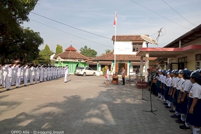 PENGUKUHAN ANGGOTA PASKIBRA KECAMATAN BAYAT OLEH CAMAT BAYAT