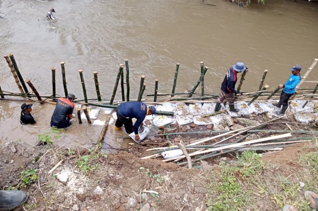 Gotong Royong Penanganan Tanggul Longsor Sungai Dengkeng di Desa Kebon Kecamatan Bayat