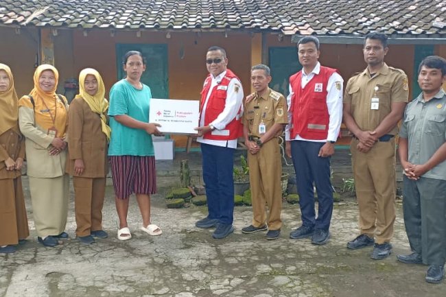 PMI Kabupaten Klaten Mengirimkan Bantuan Untuk Korban Angin Kencang di Desa Beluk dan Desa Paseban Kecamatan Bayat