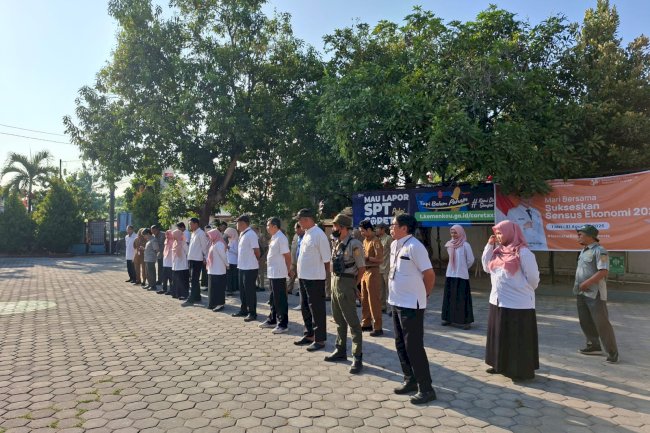 Perkuat Komitmen Antikorupsi, ASN Kecamatan Bayat Bacakan Pakta Integritas dan Pasang Media Kampanye Layanan