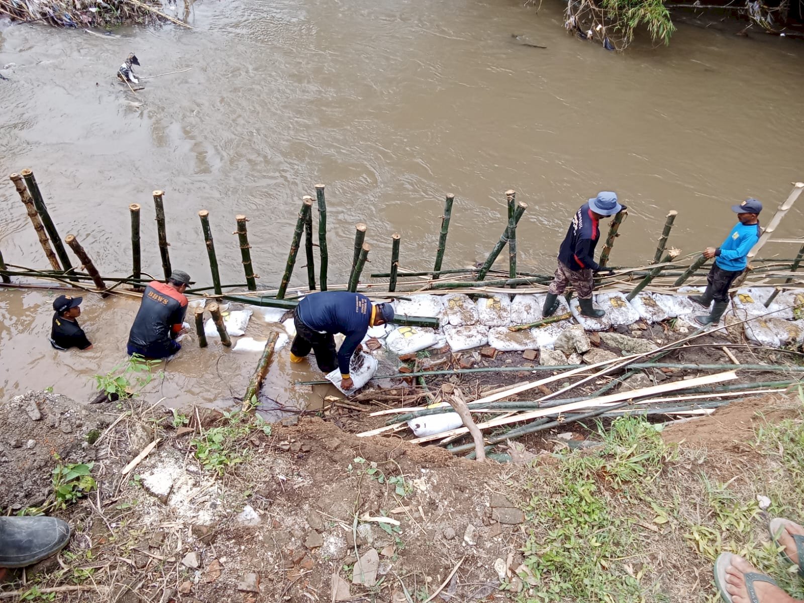 Gotong Royong Penanganan Tanggul Longsor Sungai Dengkeng di Desa Kebon Kecamatan Bayat