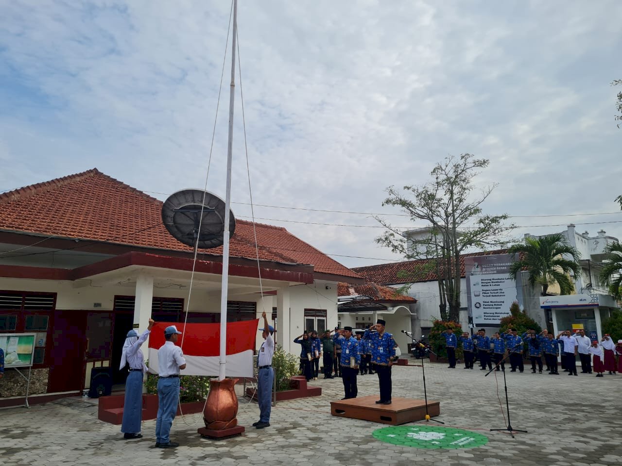 Upacara Peringatan Hut Korpri Ke-54 Di Kecamatan Bayat, Dilanjutkan Pemberian Santunan Bagi PNS Golongan I Dan Siswa/i Yatim Piatu