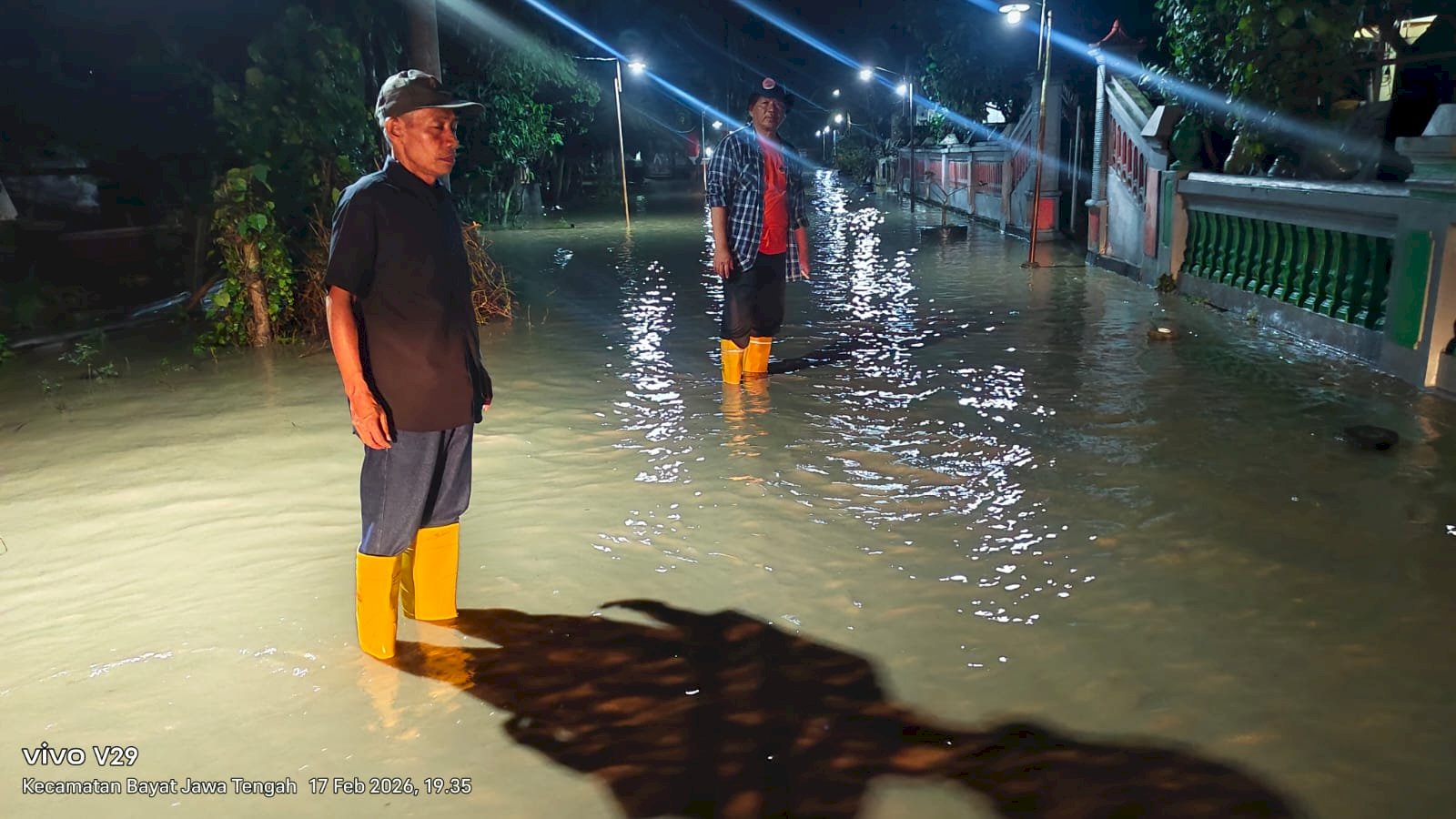 Angin Puting Beliung dan Banjir Landa Kecamatan Bayat, Aparat dan Warga Bergerak Cepat Lakukan Penanganan