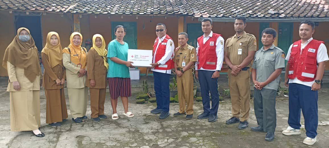 PMI Kabupaten Klaten Mengirimkan Bantuan Untuk Korban Angin Kencang di Desa Beluk dan Desa Paseban Kecamatan Bayat