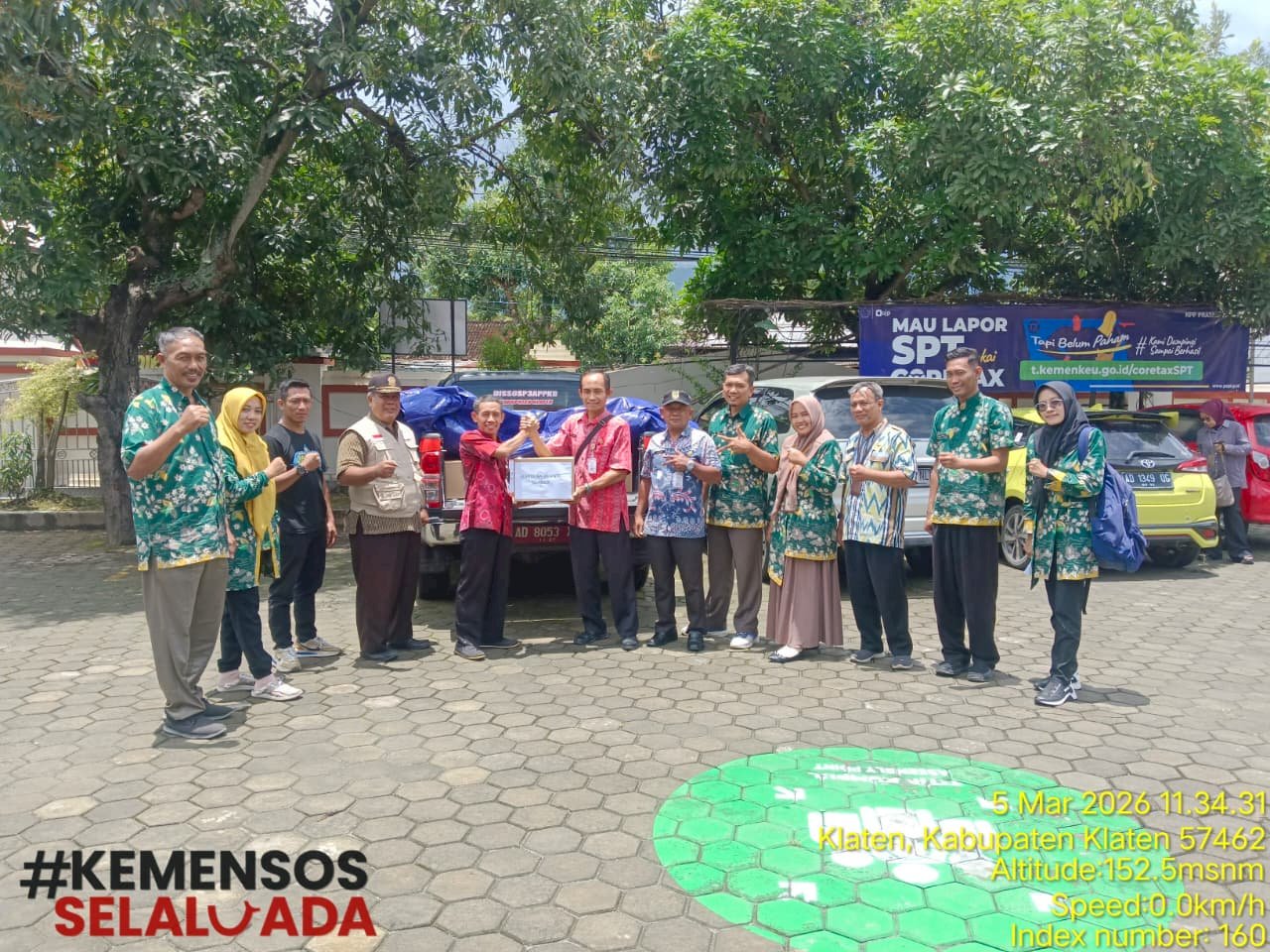 Penyaluran Bantuan Bagi Warga Terdampak Angin Puting Beliung dan Banjir di Kecamatan Bayat