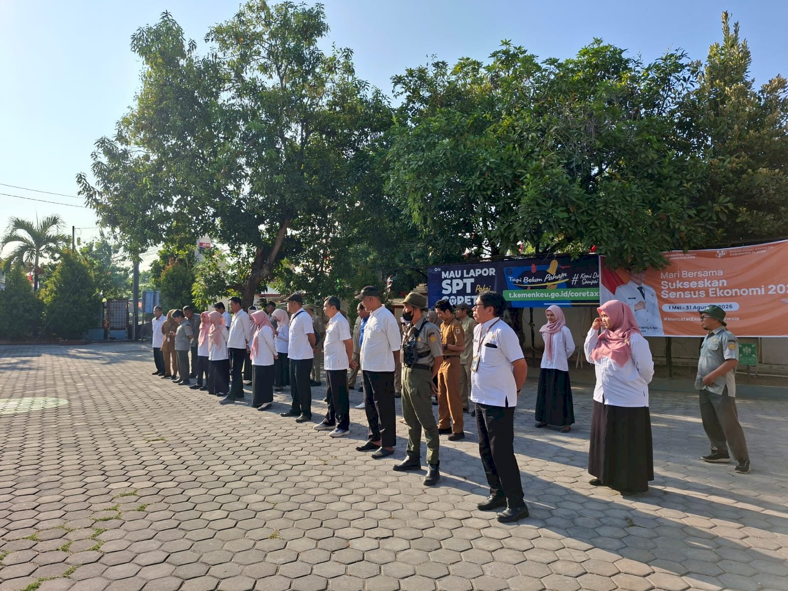 Perkuat Komitmen Antikorupsi, ASN Kecamatan Bayat Bacakan Pakta Integritas dan Pasang Media Kampanye Layanan