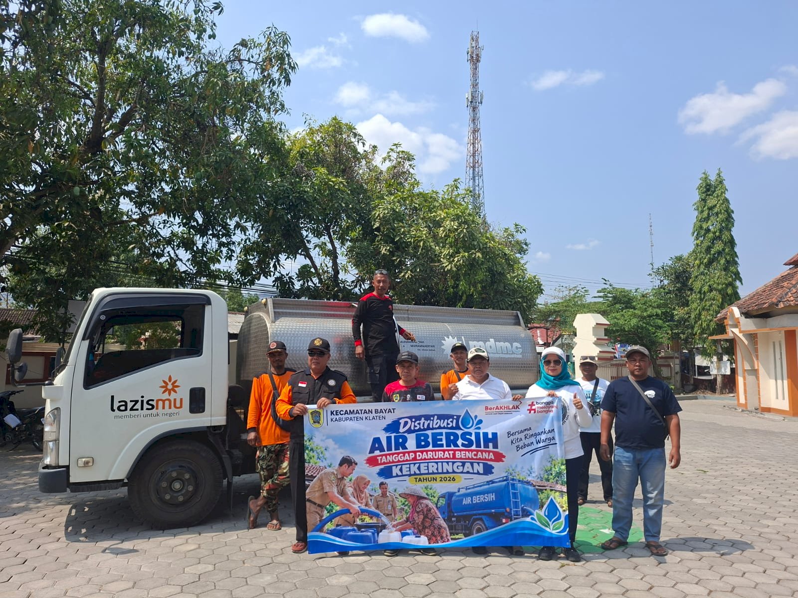 ASN dan relawan Kecamatan Bayat Salurkan Bantuan Air Bersih Untuk Warga Terdampak Kekeringan